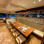 複数名でも使いやすい、開放感のあるテーブル席