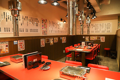 広々とした8名様掛けのテーブル席は、部署ごとの飲み会や仲の良い友人同士の集まりに最適です◎適度な賑やかさとプライベート感が共存する空間で、自慢のタレ焼肉を囲めば会話も自然と弾みます♪昔ながらの有煙スタイルで、お肉を焼く香ばしい匂いに包まれながら、スタミナ満点の宴会を心ゆくまでお楽しみください！