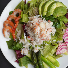 たらば蟹ずわい蟹とアボカドのプレステージサラダ