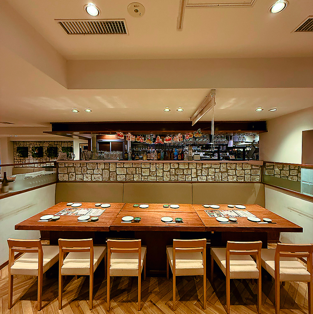 落ち着いた空間で食事を楽しめるテーブル席