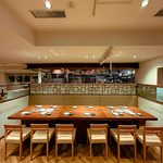 落ち着いた空間で食事を楽しめるテーブル席