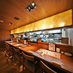 絶妙なタイミングでお食事、お飲物をご提供させて頂きます。人気のカウンター席は横並びにお座りいただけるので、大切な方とのお食事や接待利用にも最適です。臨場感あふれるカウンター席で、四季折々のお料理と地酒を心ゆくまでご堪能ください。