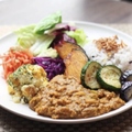 料理メニュー写真&nbsp;雑穀米が相性ぴったり　鶏とビーンズの6種のスパイスカレーランチ(シェフの日替わりデリ付き)