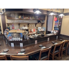 当店では、1名掛けのカウンター席が8席あり、和モダンなデザインが施された落ち着いた雰囲気でお食事をお楽しみいただけます♪大きな窓からは自然光が差し込み、明るく開放感のある空間が魅力です☆お一人様でも心地よい時間をお過ごしいただけるよう、お席を設けています。静かなひとときをお過ごしください！