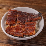 お好みで味変しながら、職人が丁寧に炭火で焼き上げた自慢のうな丼をお楽しみください。