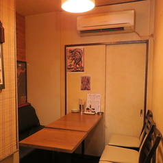 5名席は料理のシェアがしやすく、ザンギやじゃがバター、生牡蠣などをみんなでつまみながら楽しむスタイルにぴったり。お酒も進む設計です。