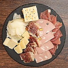生ハムサラミとチーズの盛り合わせ
