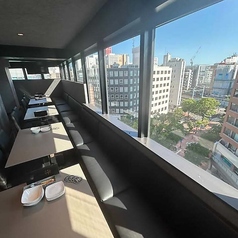 ゆったりとくつろげるソファ席ございます。人数に合わせてレイアウト可能なテーブル席です。小人数からグループまでゆったりとお食事をお楽しみいただけます。