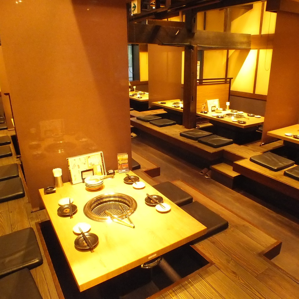 ２階の宴会掘り炬燵席は少人数でも利用可能。仕切りで個室風に使用して頂けます◎