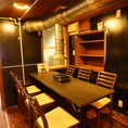 家族やお友達と一緒に楽しめる広々とした焼肉テーブルを用意しております。ゆったりとした空間で、美味しいお肉を囲んで楽しいひとときをお過ごしいただけます。家族や友人とのコミュニケーションを楽しみながら、おいしい焼肉を存分にお楽しみいただけます。大皿が来ても安心の広さなのでお好きなお料理をご注文ください。