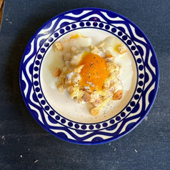 温泉卵とチーズの炙りポテサラ