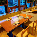 落ち着いた照明で会話が弾むテーブル席