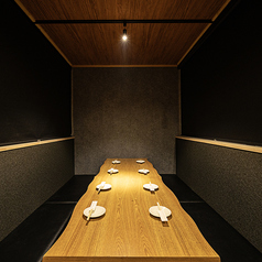 広々と使える半個室テーブル席◎仕切りを取ると最大５６名様まで利用可能！