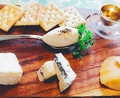 料理メニュー写真 イタリア産チーズの盛り合わせ　クラッカーとハチミツを添えて