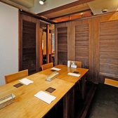 宴会や二次会、歓送迎会などに最適な貸切スペースをご用意しております。プライベートな空間で、音響設備やプロジェクターも無料で貸出可能です。貸切時間は、前受付30分を含むフリードリンク2時間、さらに後30分の合計3時間となります。人数やご予算に応じて条件を調整いたしますので、気軽にお電話でご相談ください。