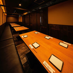 ≪個室で味わう極上のひととき≫ 他のお客様の視線を気にせず、ゆったりとくつろげる個室は、接待やデートなど大切なシーンに最適です。落ち着いた雰囲気の中、四季折々の食材をふんだんに使った料理をお楽しみいただけます。特別なひとときをぜひ当店でお過ごしください。