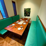 周りを気にせず過ごせる半個室風のお席