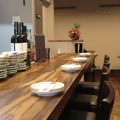 お一人様やカップルでのご利用に最適なカウンター席を5席ご用意しております。調理風景を眺めながら、店主厳選の日本酒や焼酎をゆっくりと味わう贅沢なひとときを。スタッフとの会話も楽しめる、特等席で、お仕事帰りの一杯や大人のデートをどうぞ