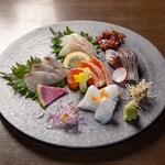 居酒屋のド定番のお造り！お造り5種盛り合わせ