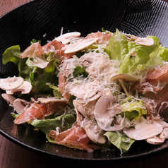 マッシュルームとチーズのサラダ　フレンチスタイル