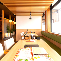 清潔感ある明るい雰囲気の店内♪ゆったりしたお席でお寛ぎ下さい。温野菜ではお肉はもちろん、野菜にもこだわっております。契約農家の皆様と話し合ってできた「しゃぶしゃぶの為の野菜」は自慢の逸品です。飲み会や宴会にぴったりのプランもご用意しておりますので、是非ご利用下さい♪
