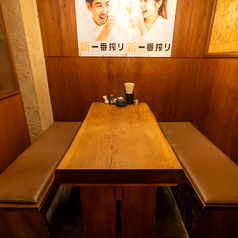 少人数でのお食事や普段使いの乾杯などに気軽に利用できる使い勝手の良いテーブル席となっております。お連れ様との距離が近くアットホームな雰囲気の中で会話とお食事を楽しめるのが魅力です。落ち着いた空間で美味しいお酒とお料理を囲みながら時間を忘れてゆったりと語り合う素敵なひとときをお過ごしください☆