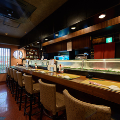 寿司屋といえばカウンター。職人の腕を目の前に美味しく楽しいお食事ができます。