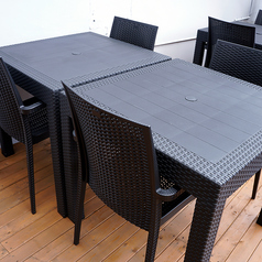 4名様用のテーブルとなっております。開放感溢れるテラス席で洗練された空間をお楽しみください。