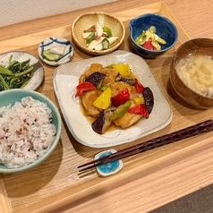 半月替わりの定食を食べて元気に！