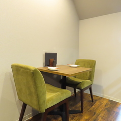 ゆったりと寛げる2名掛けのテーブル席を6卓完備しております。椅子や補助椅子を活用することで、3名様や4名様での少人数グループでのご利用にも柔軟に対応可能です◎落ち着いた照明の中で、プライベート感を大切にしながら宴会を楽しめます。友人との語らいや、人宿町でのカジュアルなディナーにぜひご利用ください。