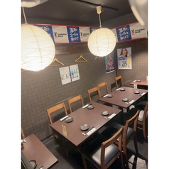 当店のテーブル席は、4名掛けのものを2席用意しておりますので、落ち着いた雰囲気でお食事を楽しめます♪心温まる和食を堪能しながら、会話に花を咲かせることができる空間です★シックな店内と柔らかな光を放つ照明が調和し、リラックスした時間を演出します。お友達やご家族と、特別なひとときをお過ごしください♪