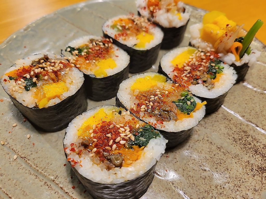 やみつき間違いなしの特製ナムルキンパ♪〆としてだけでなくお酒の肴にもいいかも。マッコリなどとっ