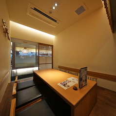 「わらび 福井片町店」の個室は、和の趣あふれる落ち着いたプライベート空間が魅力。少人数のデートから接待、最大20名様以上の宴会まで、シーンに合わせた個室をご用意しています。周囲を気にせず、福井の地酒や旬の海鮮をゆったり楽しめるのが嬉しいポイント。大切な人との特別な時間を、上質な個室で過ごしませんか？