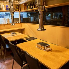 ４名掛けテーブル席です。団体様もOK！フロア貸切もご相談ください。