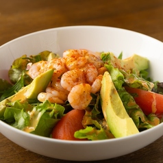 小エビとアボカドのコブサラダ