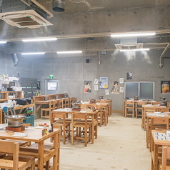 煙も音も楽しむ、体験型の倉庫焼肉!七輪を囲んでワイワイ楽しむ石垣島の新しい焼肉スタイル!広々とした店内は、ご家族でのお食事や友人との集まり、観光中のディナー、各種宴会にもおすすめ!上質な石垣牛を心ゆくまでご堪能ください。