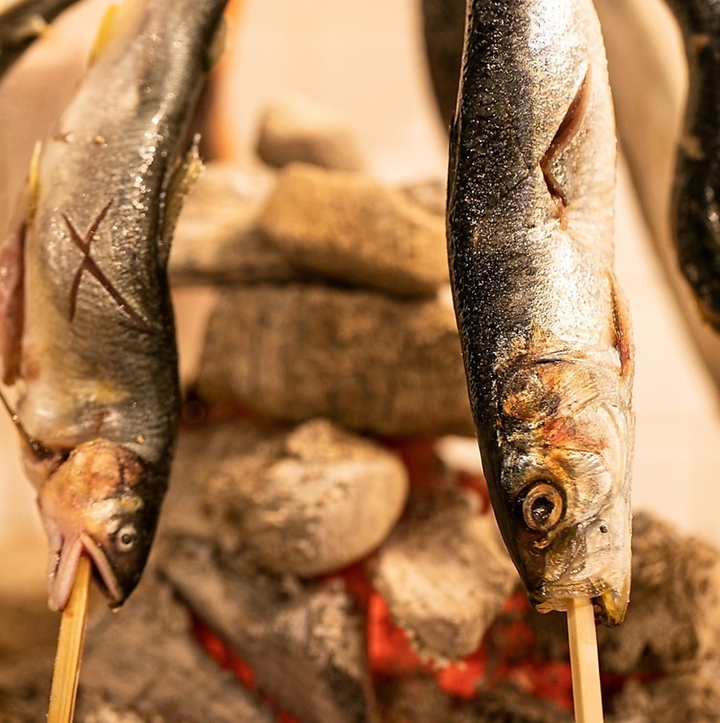 当店自慢の食材を「炉端焼き・原始焼き・藁焼き」など様々な調理法でご提供！