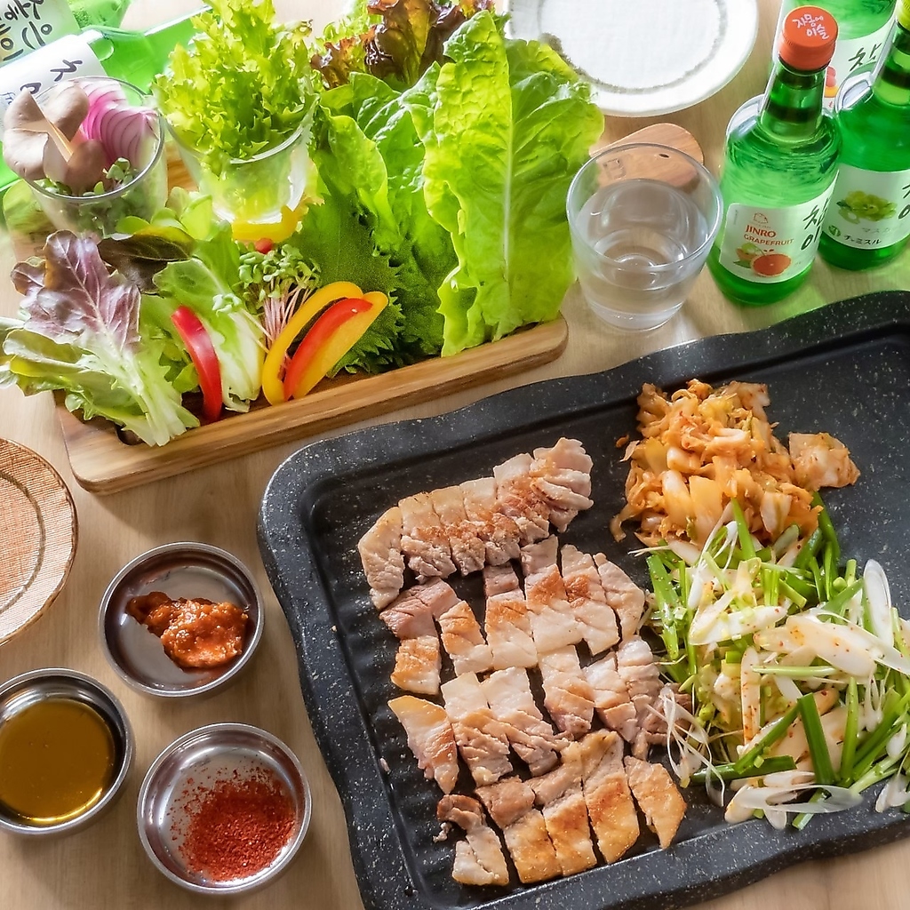 ボリューム満点の黒豚サムギョプサル。程よく脂が抜けた豚肉と野菜が絶妙に合います！ご友人とぜひ♪