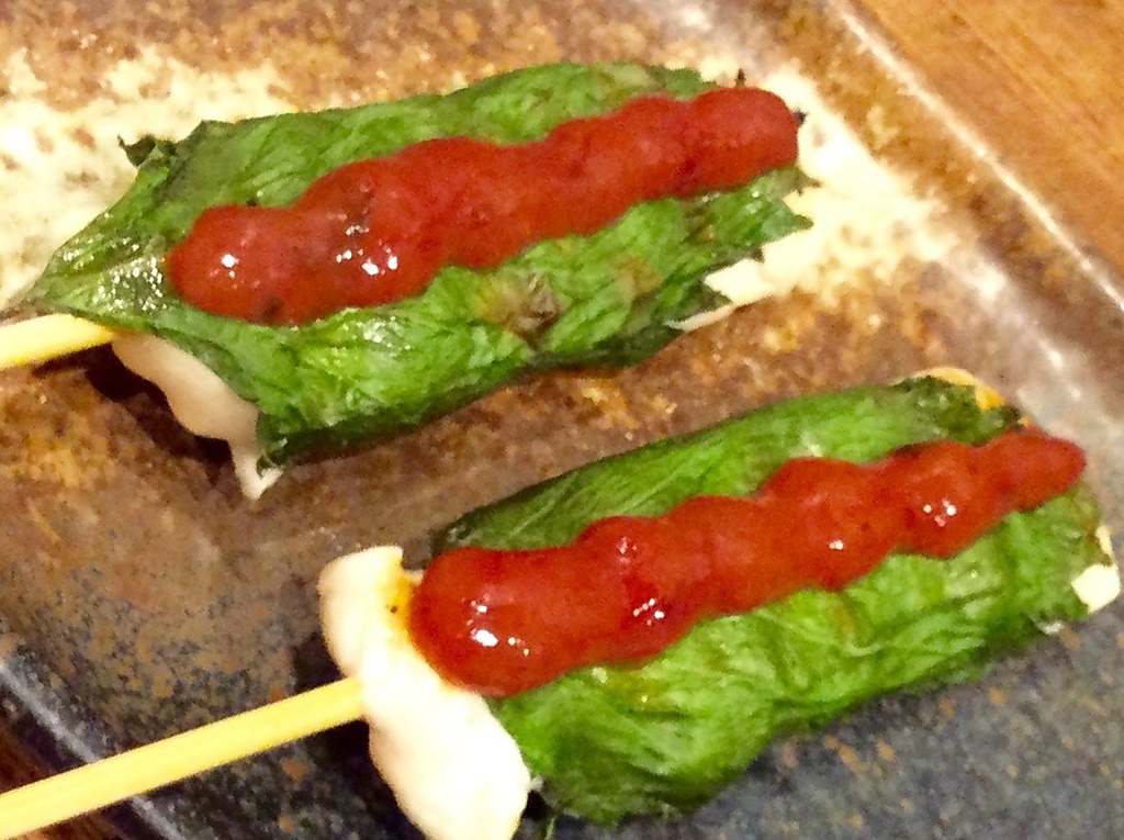 ささみ梅じそは、ささみの食感と梅の酸味の組み合わせが絶妙な味わいで、食欲をそそる美味しさです◎