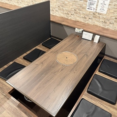 掘りごたつ席。パーテーションで区切ることできます。