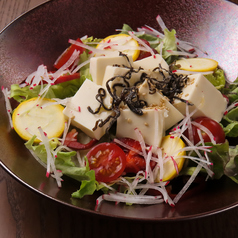 京豆腐と全国から取り寄せた厳選野菜のサラダ