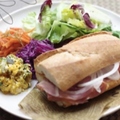 料理メニュー写真&nbsp;日替わりデリ付き　ハム&チーズのパニーニランチプレート