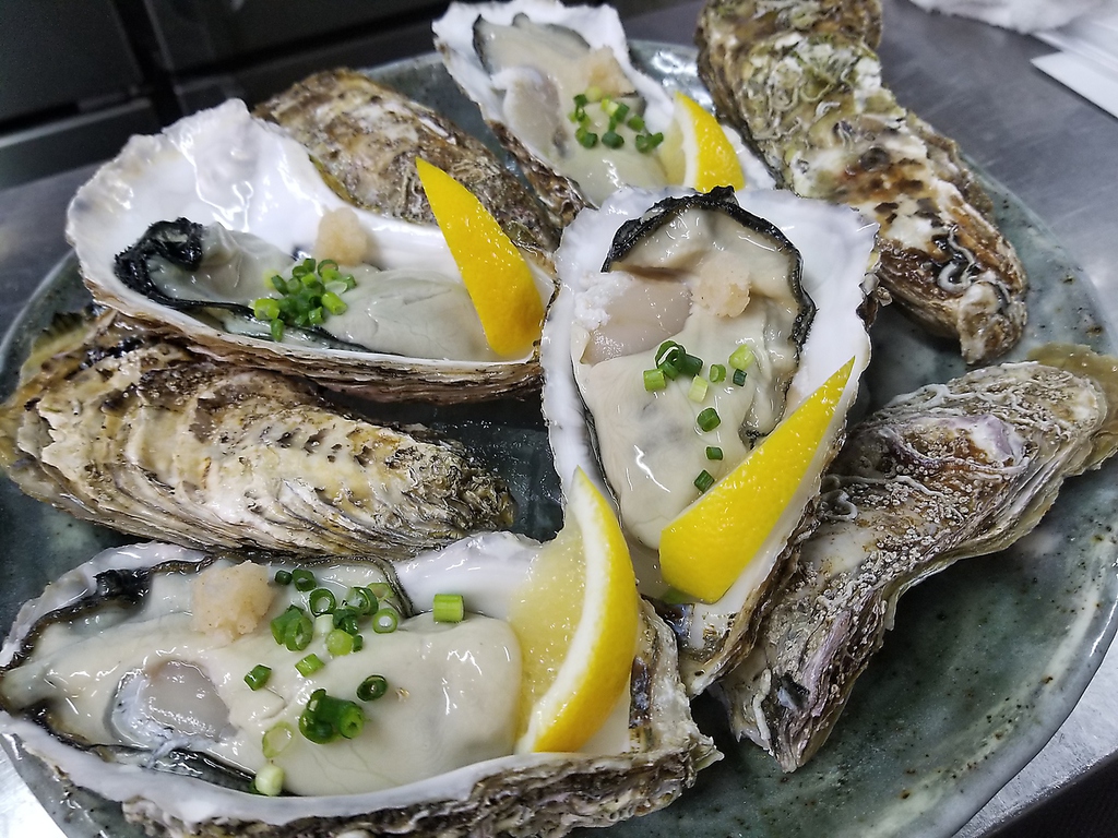 全国から鮮度のいい魚を直送♪お刺身は日替わりでご用意★写真は赤崎産生カキ