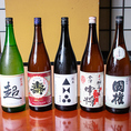 【飲み放題もご用意】生ビールや日本酒、ハイボールやワインなど勢ぞろいの飲み放題をご用意しております。さらに、プラス料金をいただくことで、果実酒やこだわり地酒も飲み放題に変更可能です。美味しいお酒を心ゆくまで満喫できるお得なプランとなっております。お好みの1杯を心ゆくまでお楽しみください◎