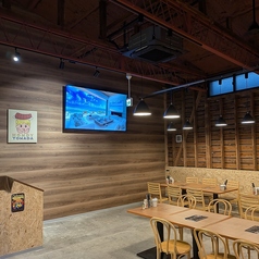 4名掛けテーブル席が6つございます。