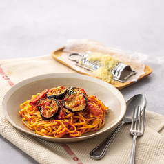 グリルなすとベーコンのトマトソースパスタ