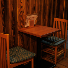 《少人数様向けテーブル席》【2名様】広々としたテーブル席でお食事をお楽しみください。デートなどに最適のお席です。※写真イメージは横浜店となります。