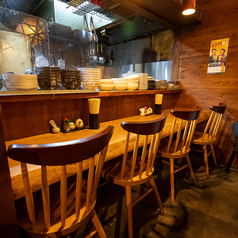 おひとり様での気軽な一杯やお仕事帰りのサク飲みに最適なカウンター席は自分だけの特等席です。周りを気にすることなく自分のペースでお酒やお料理をゆっくりと楽しめます。落ち着いた雰囲気の中で肩の力を抜いてくつろぎながら充実したプライベートな時間を満喫したい日にぴったりの使い勝手の良いお席となっております◎