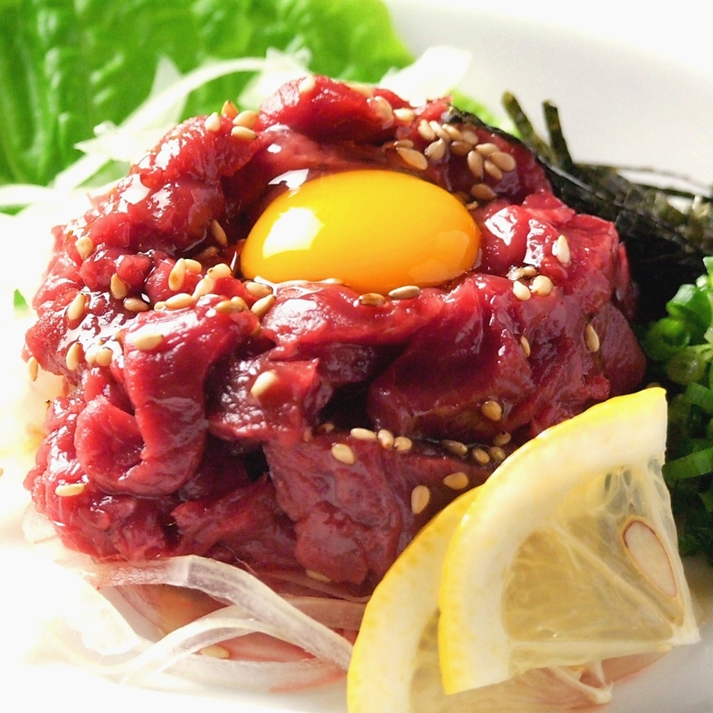 【馬肉ユッケ】食べたかった…！卵をからめてどうぞ♪まろやかな味わいがたまりません!!