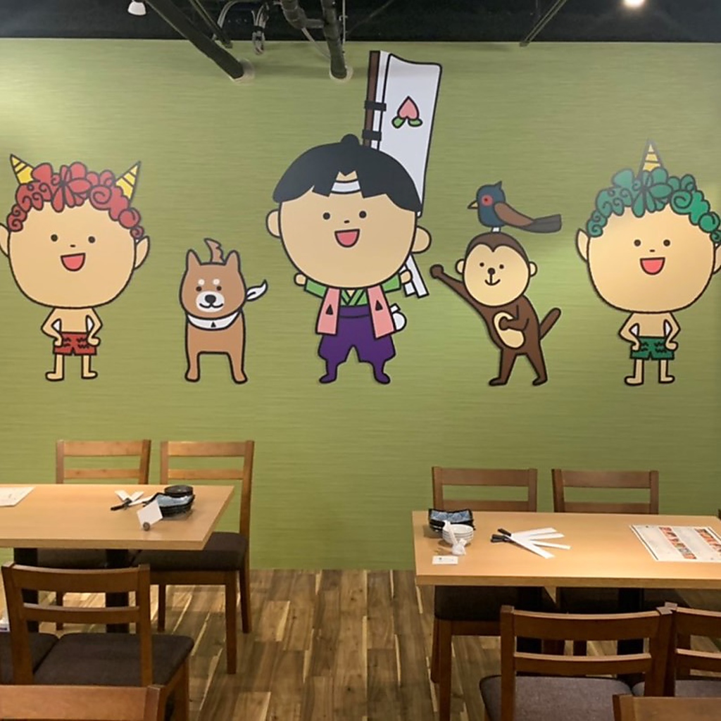 可愛い桃太郎たちがお出迎え◎ドリンクのグラスやメニューにも可愛い桃太郎がいますよ♪